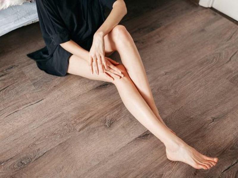 Hinh anh cac nguyen lieu tu nhien nhu chanh, mat ong, khoai tay va nha dam duoc dat gan dau goi sang min, minh hoa cach tri tham dau goi hieu qua